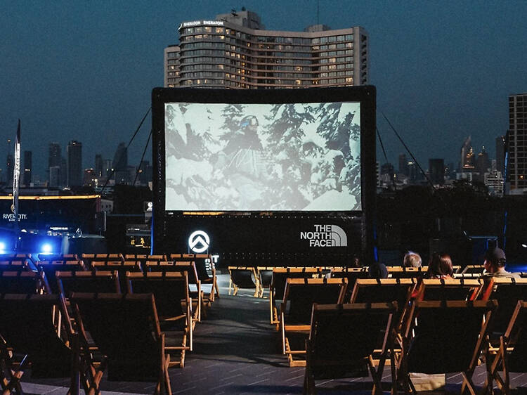 ชมภาพยนตร์ใต้แสงดาวบนดาดฟ้าส่งท้ายลมหนาว ที่ Skyline Film Bangkok