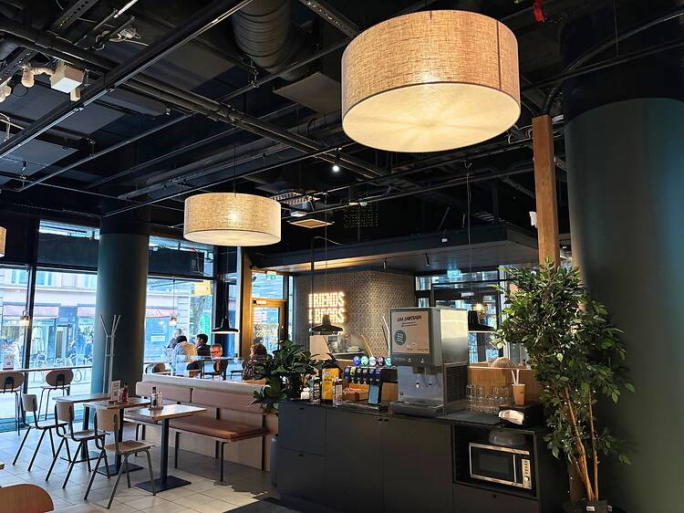 Turku: market hall, art and a burger lunch