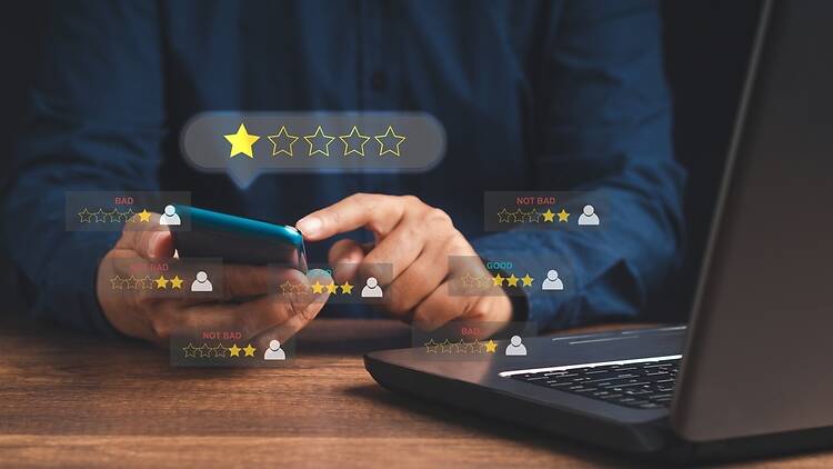 Un client posa una puntuació negativa a un restaurant des del telèfon mobil