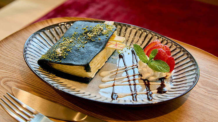 4. 本のクレープをめくる。