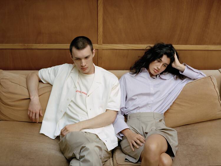 Selected dévoile sa collab printanière avec l’Hôtel Amour