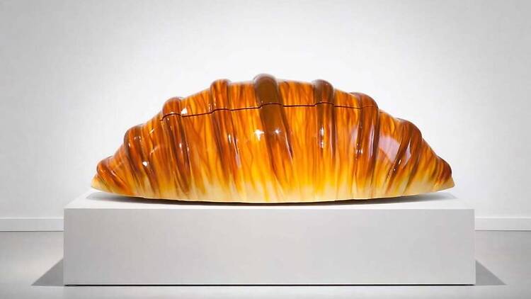 Tout le printemps, une expo gratuite célèbre les cercueils et urnes funéraires artistiques de l’atelier de l’artiste ghanéen Paa Joe