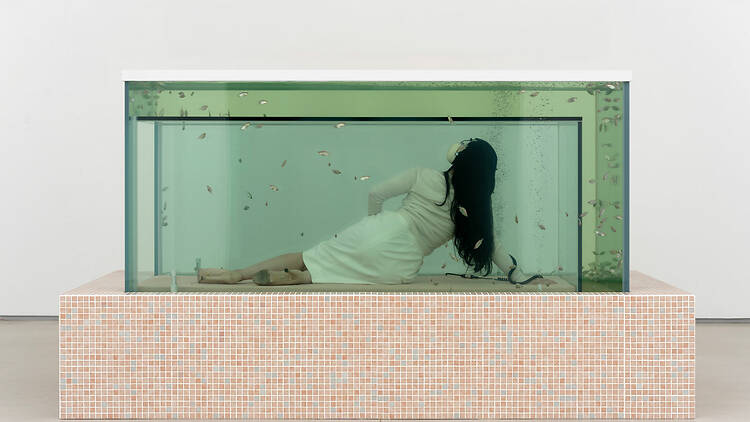 Ariana Papademetropoulos, Water Based Treatment, 2026, aquarium, matelas et casque audio, 157 × 284 × 185 cm. Courtesy de l’artiste et Thaddaeus Ropac. 