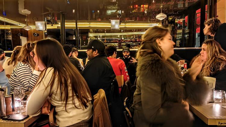 Vers République, un bar qui attire toute la jeunesse bien attifée de l’arrondissement