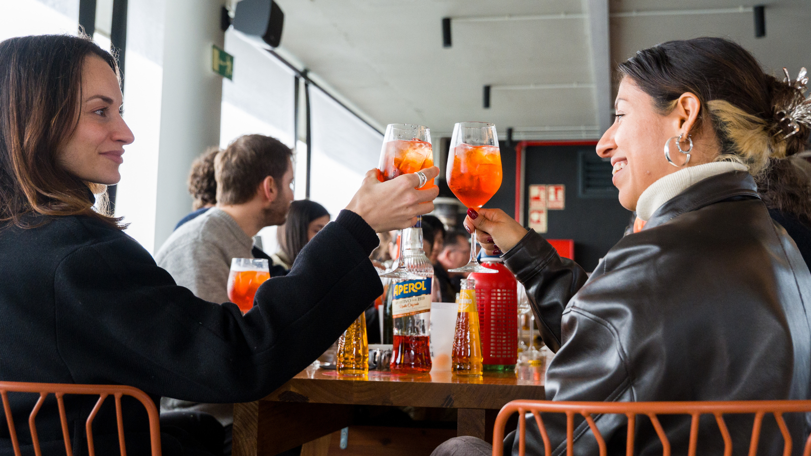 Image de Aperol Spritz, aperitivo y DJ al mediodía en el Time Out Market à Time Out Market Barcelona.