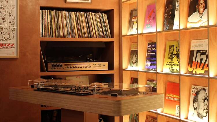 Cinq coffee shops parisiens qui mixent cafés et vinyles