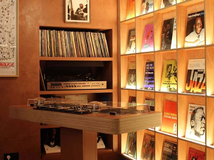Cinq coffee shops parisiens qui mixent cafés et vinyles