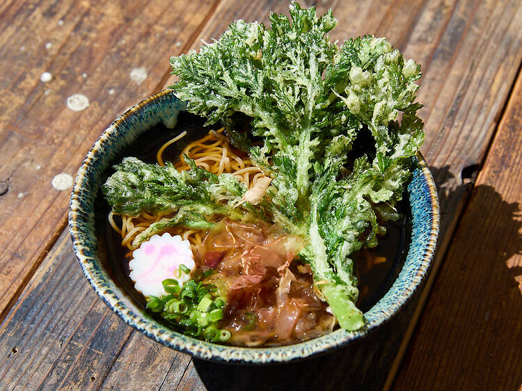 信州そばはサクッとすする。