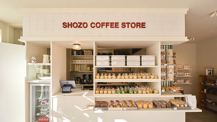 コーヒーは焼き菓子とセットでテイクアウトする。