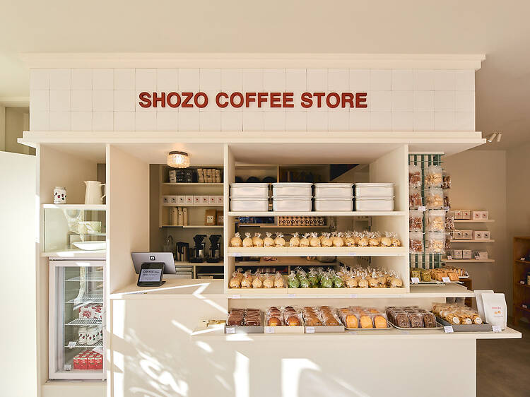 コーヒーは焼き菓子とセットでテイクアウトする。