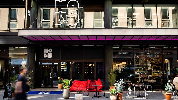 10.4. Sexy Chess Club, Hobo Hotel