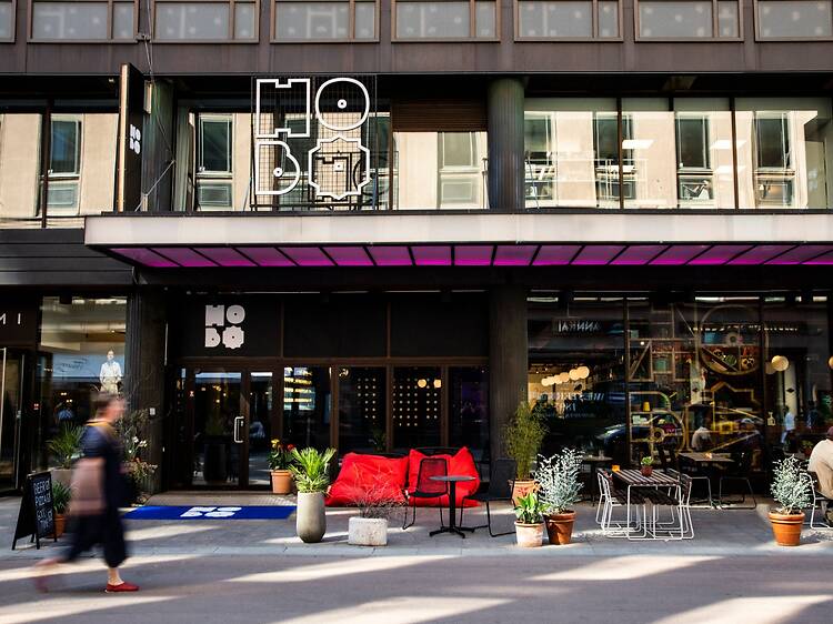 10.4. Sexy Chess Club, Hobo Hotel