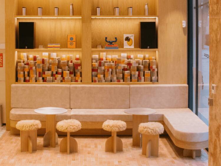 Dos planes baratos, curiosos y escondidos para comer en el barrio de Salamanca: en una tienda de zapatillas de moda y en un concesionario sui generis