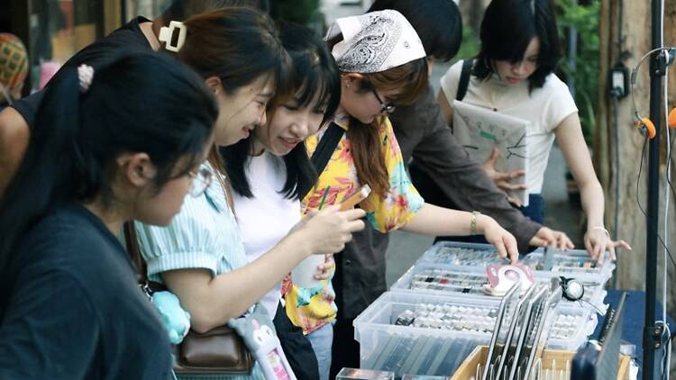 เดินทอดน่องเสพงานศิลป์ริมน้ำ สัมผัสเสน่ห์ย่านเมืองเก่าในจังหวะสโลว์ไลฟ์