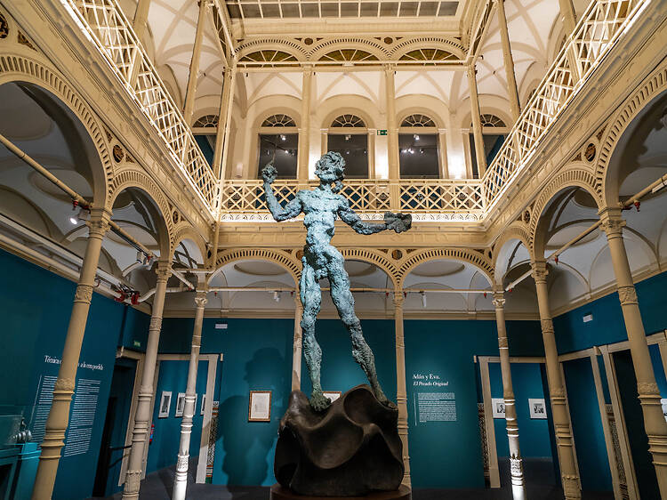 De discoteca a sala de exposiciones: reabre este emblemático palacio junto a la Puerta del Sol con una muestra dedicada a Dalí