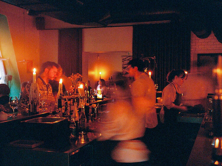 Valot pois ja huippukokit keittiöön – ravintola Nollassa nautitaan sähkötön illallinen