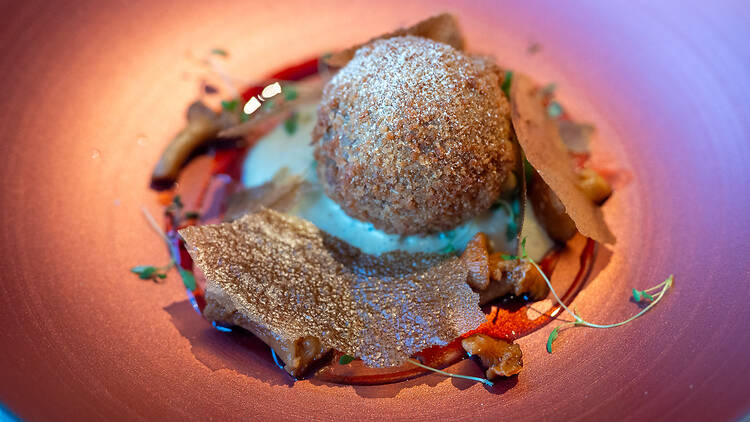 Arancini-pallero lautasella ravintolassa Aanaar