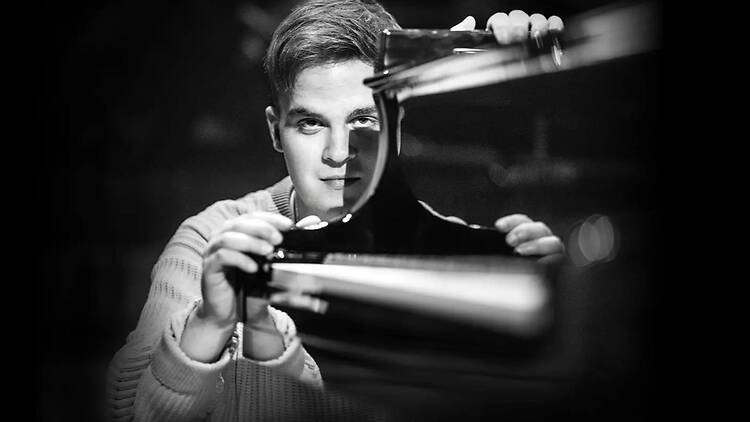 Torstai: Pianistilahjakkuus Levi.sct esiintyy, Savoy-teatteri