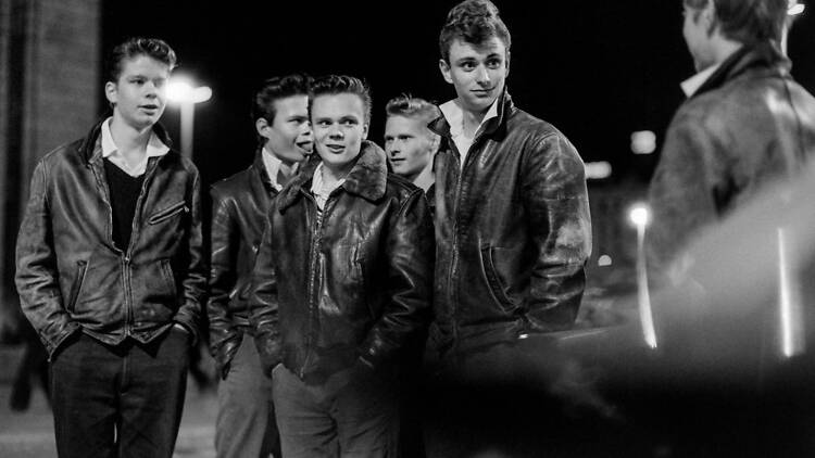 Lauantai:Yleisöopastus Helsinki by Night -näyttelyssä, Hakasalmen huvila