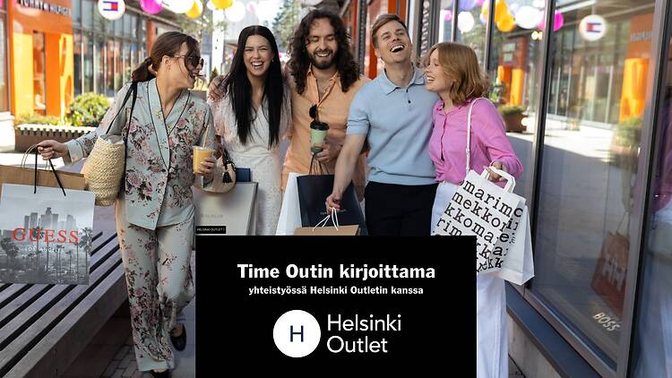 Iloisia ihmisiä ostoksilla ostoskassit kädessä. 