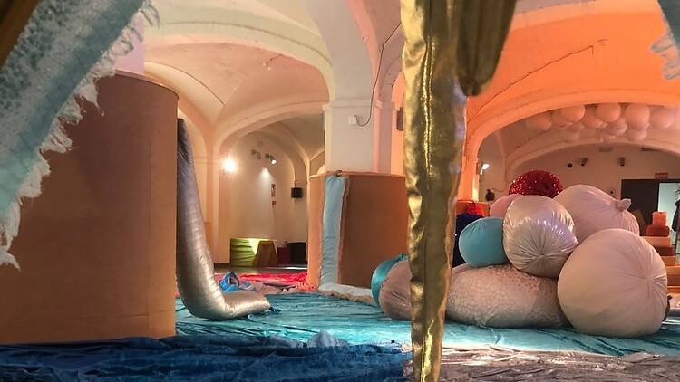 Se necesita un valle para acariciar un río