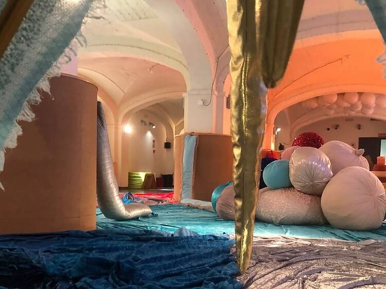 Se necesita un valle para acariciar un río