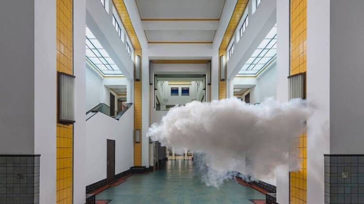 Berndnaut Smilde, “Nimbus Kunstmuseum Hal”, 2021. ©Berndnaut Smilde. Fotografia de Cassander Eeftinck Schattenkerk.
