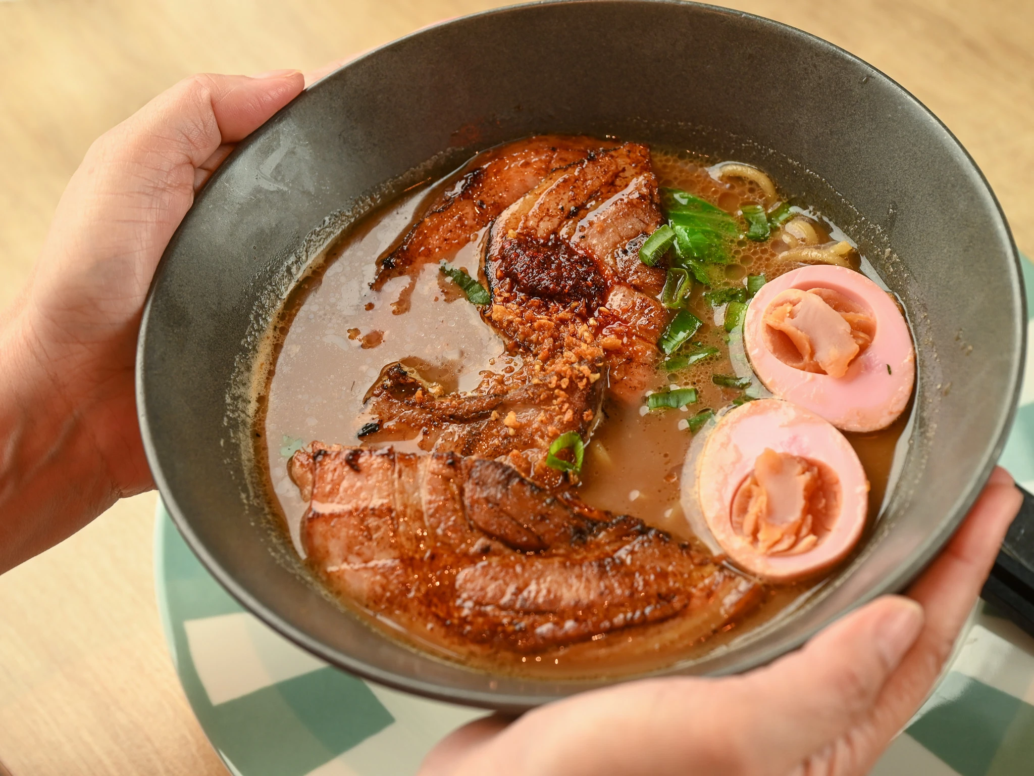k&auml;det pitelev&auml;t kulhollista ramen-nuudeleita ravintolassa Shin Ramen Helsingiss&auml;