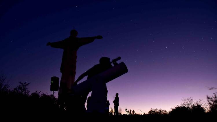 Mirar el cielo como antes: el plan perfecto cuando cae la noche