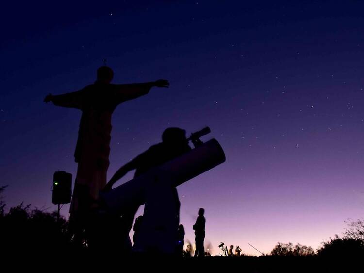 Mirar el cielo como antes: el plan perfecto cuando cae la noche