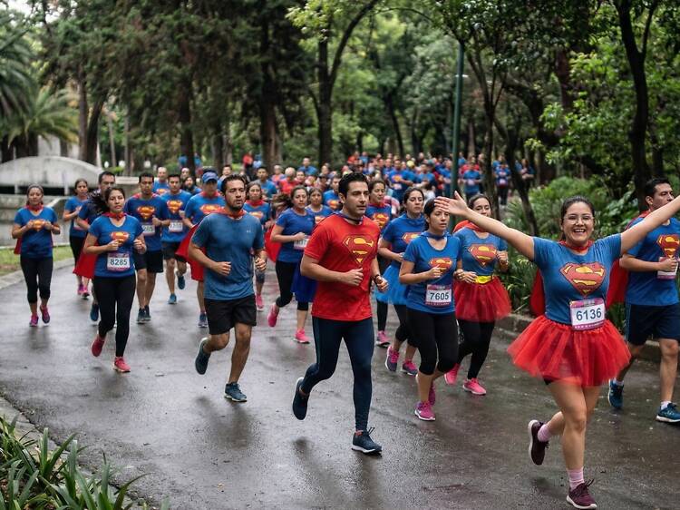 Carrera de Superman y Supergirl