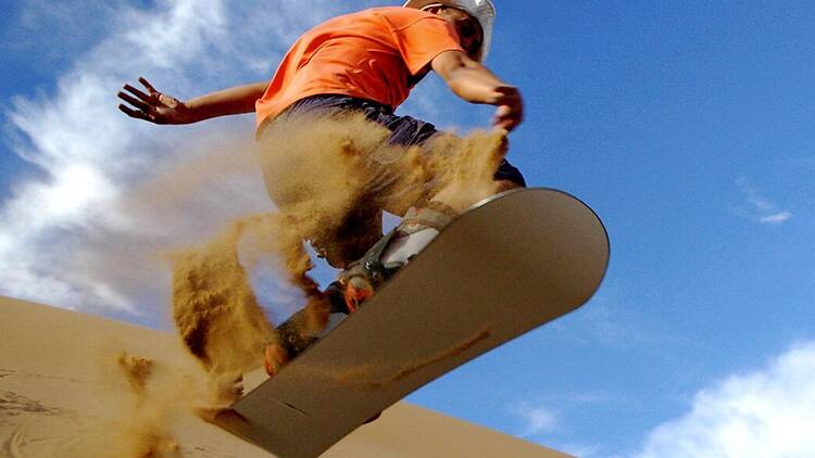 Sandboard: deslizarse entre dunas y adrenalina