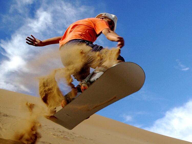 Sandboard: deslizarse entre dunas y adrenalina