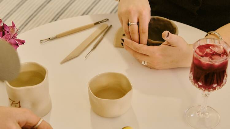 Sip & Clay : une soirée créative avec Monokiini