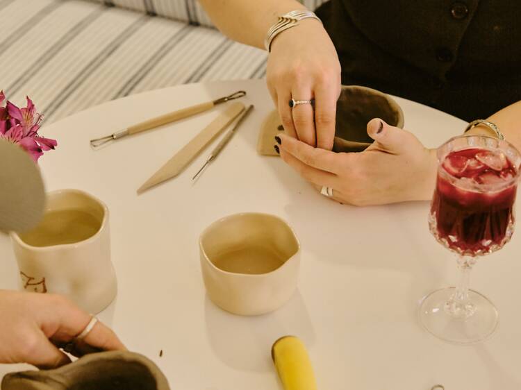 Sip & Clay : une soirée créative avec Monokiini