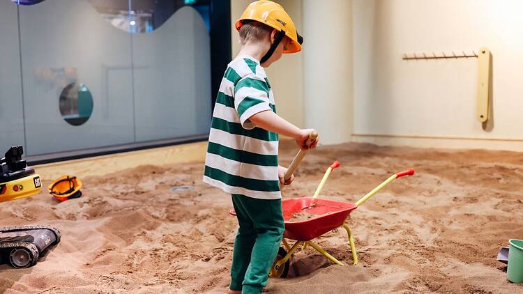 Uppoudu hiekkaleikkeihin Sandiksessa