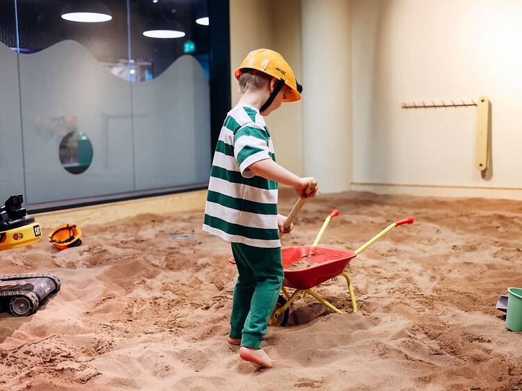 Uppoudu hiekkaleikkeihin Sandiksessa