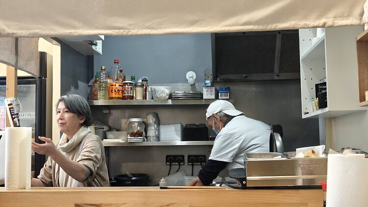 Dans le 10e, un couple de retraités japonais régale le déjeuner avec ses bentos.