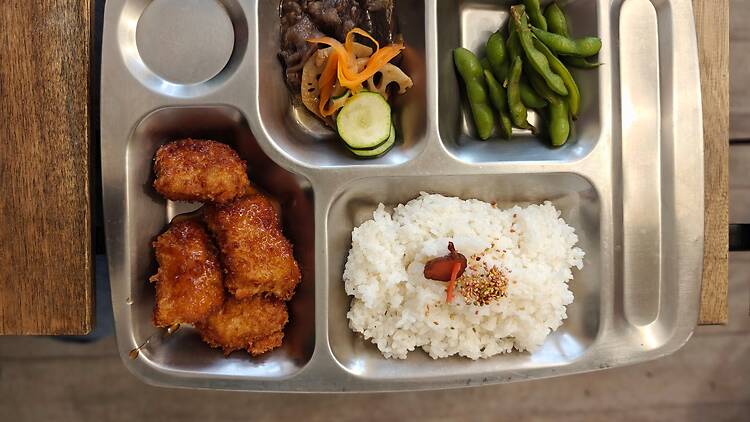 Dans le 10e, un couple de retraités japonais régale le déjeuner avec ses bentos.