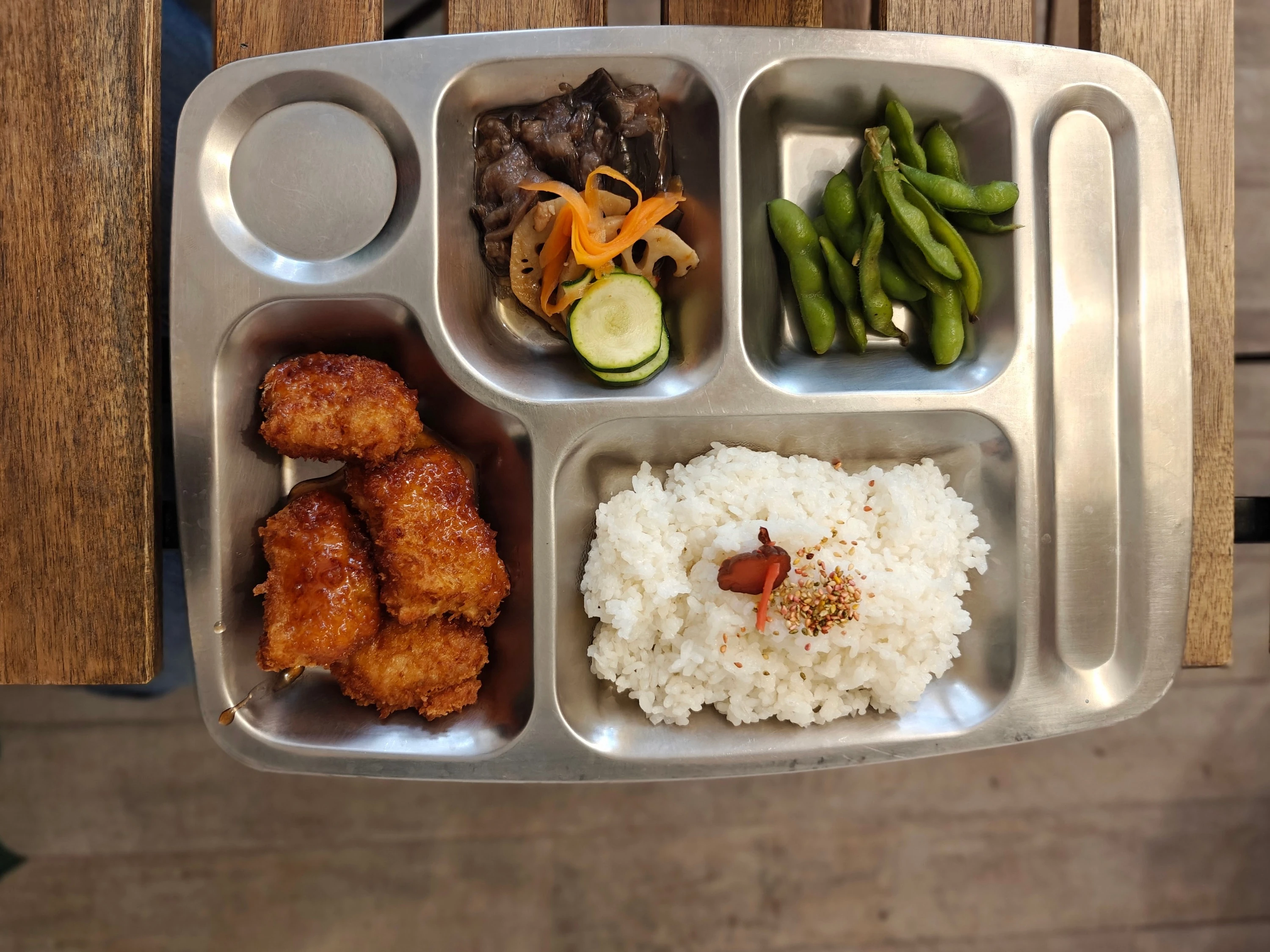 Dans le 10e, un couple de retrait&eacute;s japonais r&eacute;gale le d&eacute;jeuner avec ses bentos.