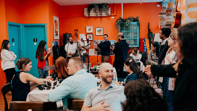 Live music at Papelón.