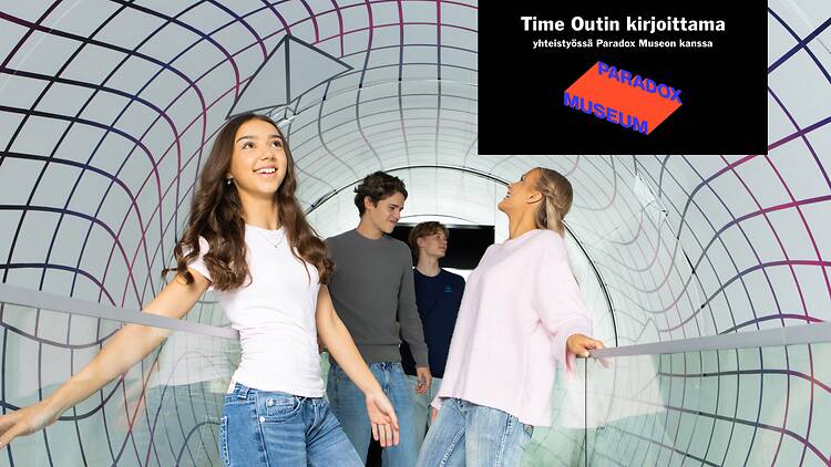 Ihmisiä seisoskelemassa tyytyväisinä paikassa, joka luo illuusion liikkuvasta ympäristöstä.