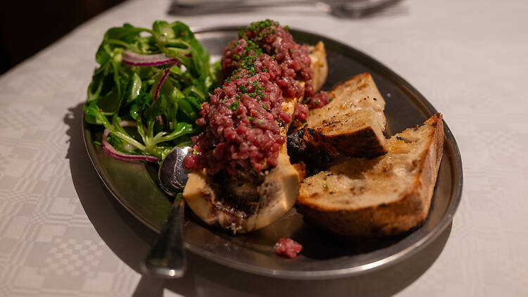 Lautasella on luuydintä päällään tartaria ravintolassa Grand Bar & Grill