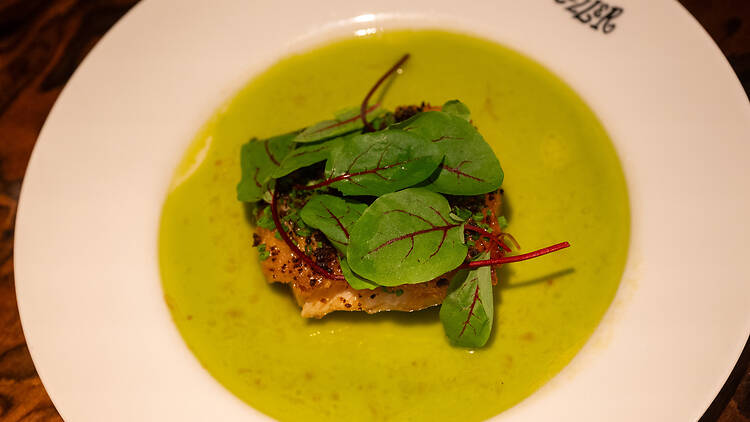 Kalaa vihreässä kastikkeessa ravintolassa Teller