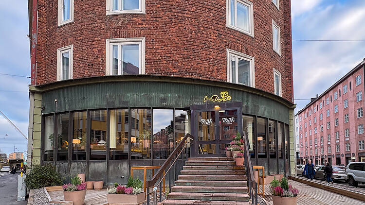 Pyöreän muotoinen Teller ravintola ulkoapäin kuvattuna