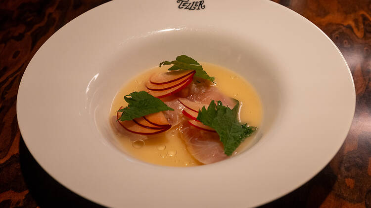 Kala crudoa lautasella ravintolassa Teller