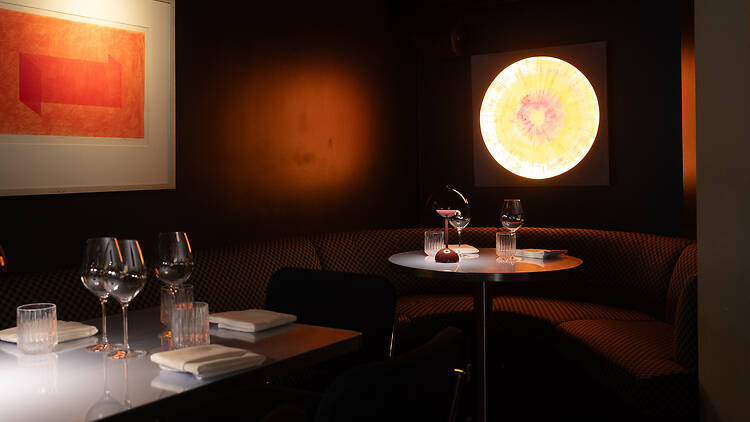 Ravintola Tellerin pöytiä ja taidetta seinällä