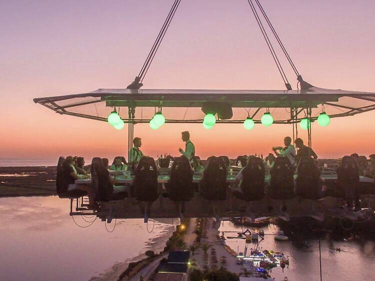 Seria capaz de jantar a 50 metros de altura? A Sky Lounge vai tornar isso possível