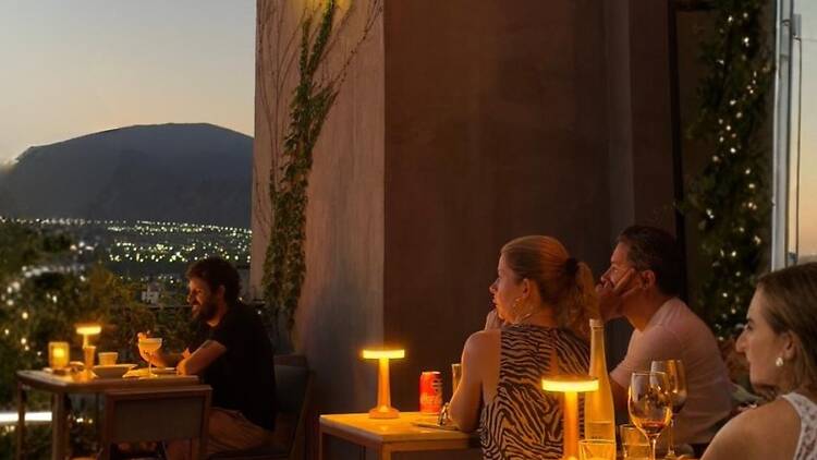Cena en las alturas con vista a la ciudad y la cordillera