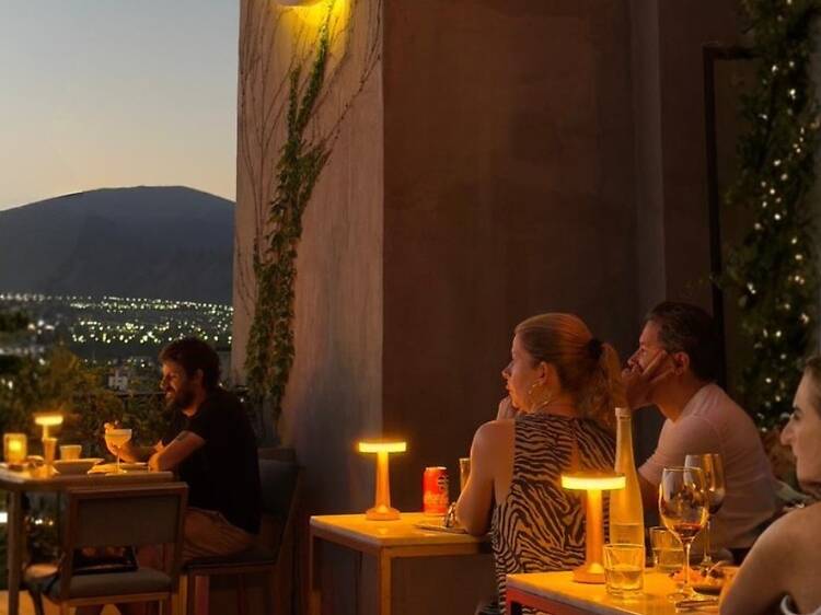 Cena en las alturas con vista a la ciudad y la cordillera
